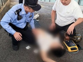 路人心搏骤停 休假民警出手施救 警民合力挽救生命